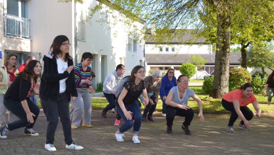  quinzaine d’adultes déficients sensoriels de l’atelier danse prépare une chorégraphie