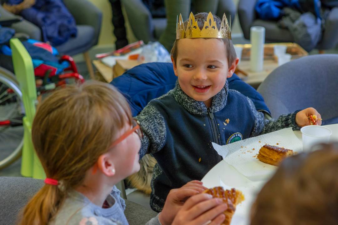   enfants à table lors de la galette des rois