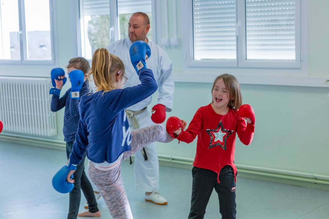  cours de judo : enfants pratiquant le judo