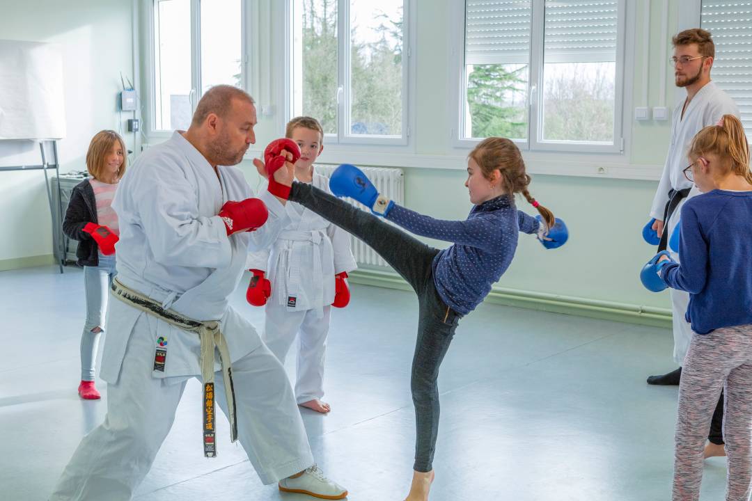  cours de judo : entraineur et enfant